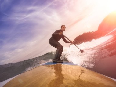 Oregon sahilindeki Pasifik Okyanusu 'nda sörf yapan maceraperest adam.