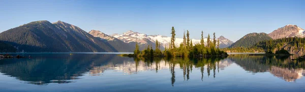 Канадский природный ландшафт с скалистыми островами и горами — стоковое фото