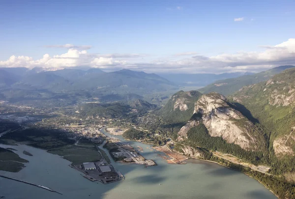 Flygfoto från flygplan i en liten turistisk stad, Squamish — Stockfoto