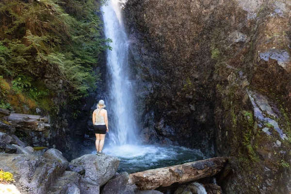 Senderista mujer adulta en Norvan Falls y arroyo del río en el cañón natural —  Fotos de Stock
