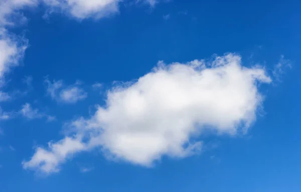 Vista de Cloudscape durante un colorido y soleado día de primavera. — Foto de Stock