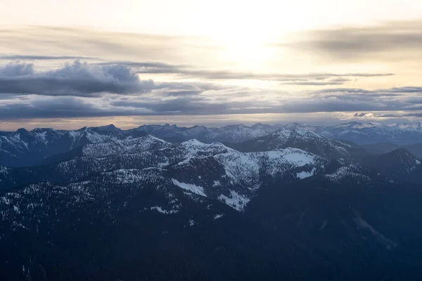 Veduta aerea da aeroplano del paesaggio montano canadese — Foto Stock