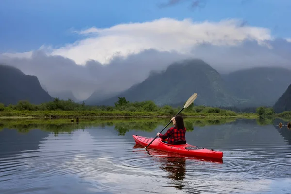 Adventure Caucasian Adult Woman Kayaking in Red Kayak — Stock Photo, Image