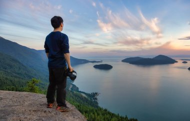 Maceracı Fotoğrafçı Yürüyüş ve Kanada dağ manzarasının fotoğrafları