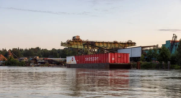 Containerschip geladen in een molen aan de Fraser River — Stockfoto