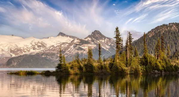 Paesaggio naturale canadese con isole rocciose e montagne — Foto Stock