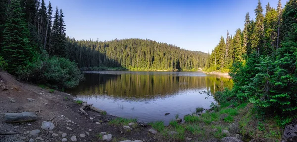 Vista panorámica del paisaje montañoso canadiense — Foto de Stock