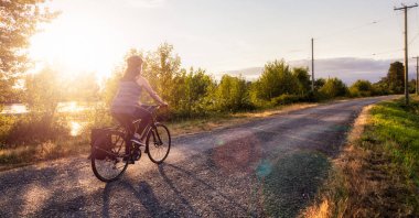 Maceracı Beyaz Kakasyalı Kadın yolda bisiklet sürüyor..