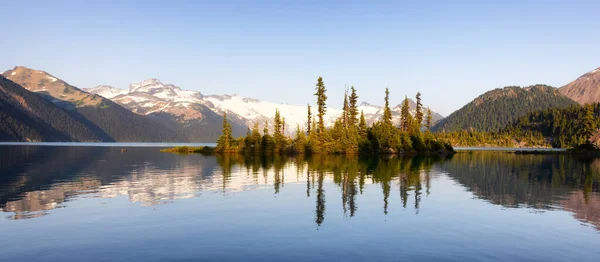 Paesaggio naturale canadese con isole rocciose e montagne — Foto Stock