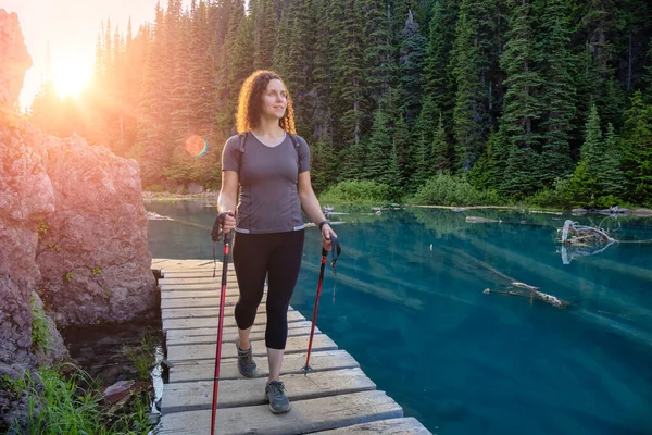 Приваблива жінка з Білого Кавказу, яка подорожує по канадській природі — стокове фото