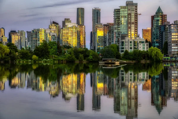 Vista de la laguna perdida en el famoso Stanley Park en una ciudad moderna —  Fotos de Stock