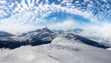 Kara Tusk ve Kanada Doğa Manzarası 'nın güzel panoramik manzarası kış boyunca karla kaplıydı. Mavi Gök Sanatı. Whistler Dağı, British Columbia, Kanada 'da çekildi. Doğa Arkaplanı
