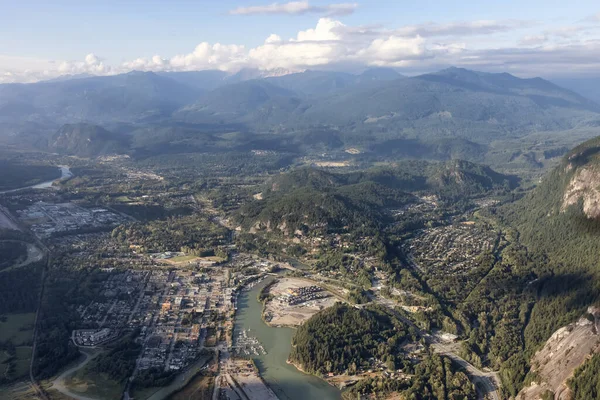 Vista aérea de avião de uma pequena cidade turística, Squamish — Fotografia de Stock
