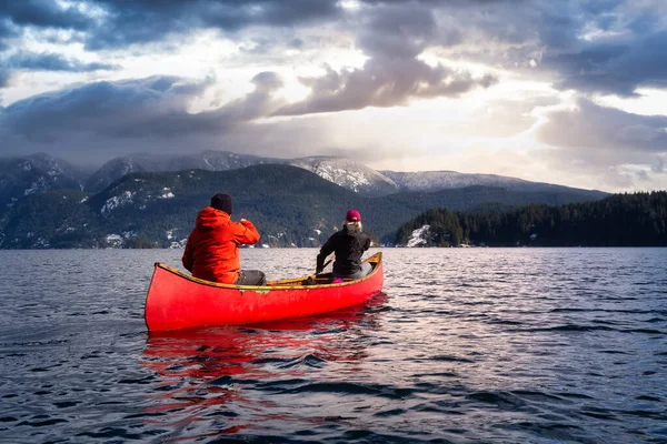 坐在木制独木舟上的几个朋友正在水里划船 戏剧化的天空艺术渲染 在加拿大不列颠哥伦比亚省温哥华北部深湾附近的印度支那拍摄 — 图库照片