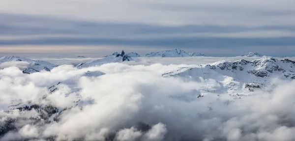 在阳光灿烂的冬日里 惠斯勒山的空中全景尽收眼底 取自加拿大不列颠哥伦比亚省惠斯勒的布莱克科姆峰 加拿大自然景观全景 — 图库照片