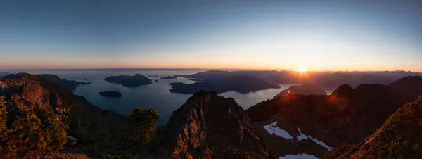 Panoramatický pohled na skalnatou kanadskou krajinu. — Stock fotografie