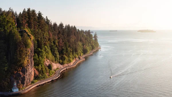 Widok z lotu ptaka z Lions Gate Bridge of Famous Seawall w Stanley Park. — Zdjęcie stockowe