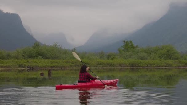 Aventura caucásica mujer adulta Kayak en Red Kayak — Vídeos de Stock