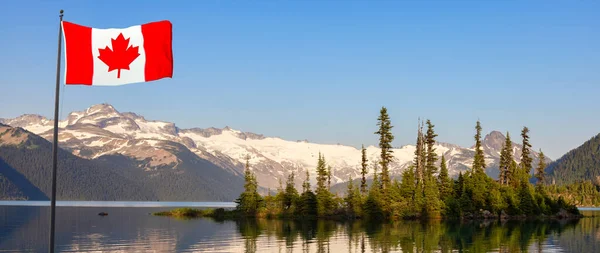 Озеро Гарібальді під час яскравого літнього заходу сонця. Національний прапор Канади — стокове фото