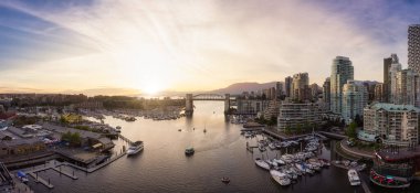 Vancouver 'daki Burrard Köprüsü ve False Creek manzarası