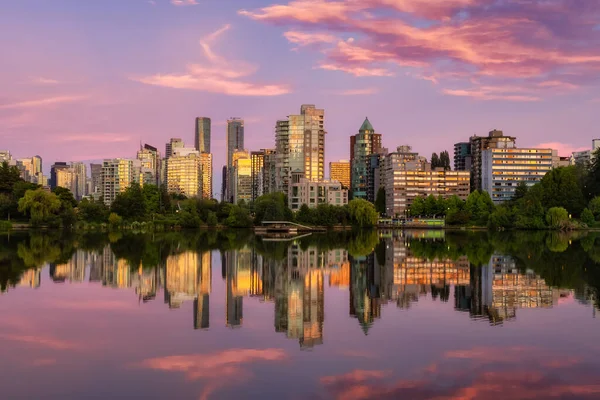 Uitzicht op Lost Lagoon in het beroemde Stanley Park in een moderne stad met gebouwen skyline — Stockfoto