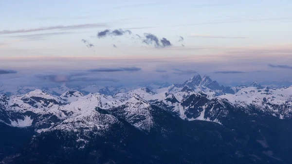 Luchtfoto vanuit vliegtuig van het Canadese berglandschap in het voorjaar — Stockfoto