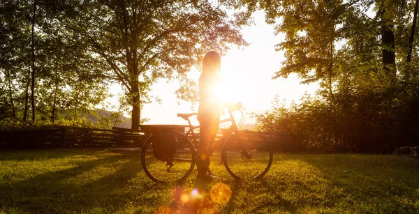 Adventurous White Cacasusian Woman with a bicycle in a park — Stock Photo, Image