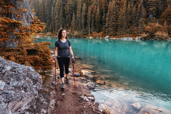 Branco Adventuroso Caucasin Adulto Mulher Caminhando em uma trilha na natureza canadense — Fotografia de Stock