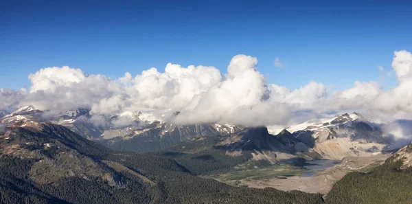 加拿大高山景观飞机的空中景观 — 图库照片