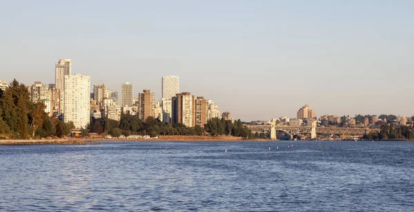 Vista de edificios en una ciudad moderna en la costa oeste del Pacífico —  Fotos de Stock