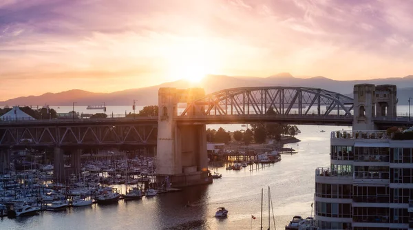 Vista del Puente Burrard y False Creek en el centro de Vancouver —  Fotos de Stock