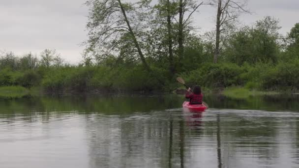 Aventura caucásica mujer adulta Kayak en Red Kayak — Vídeos de Stock