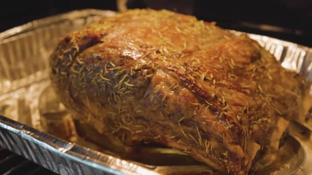 Een groot vers stuk van Prime Rib warm en goed geroosterd binnen Oven. — Stockvideo