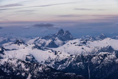 Kanada Dağları 'nın ilkbahar manzaralı uçağından hava görüntüsü