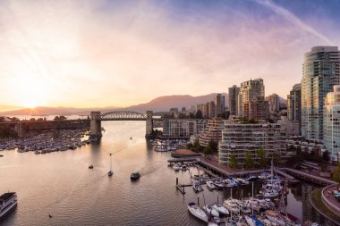 Vancouver 'daki Burrard Köprüsü ve False Creek manzarası