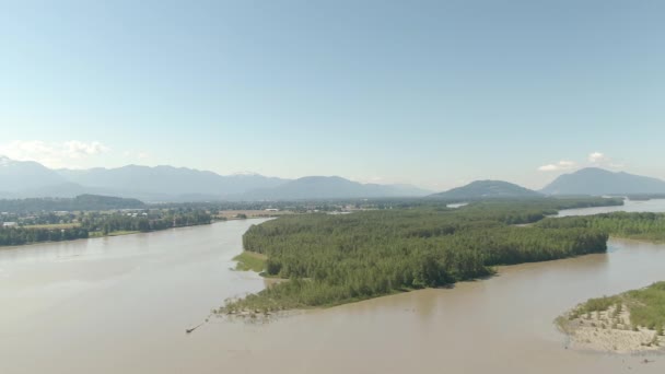 Vista aérea de um rio no vale cercado por paisagem montanhosa canadense. — Vídeo de Stock