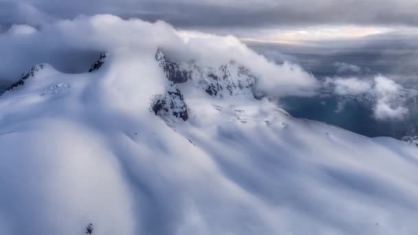 Vue panoramique aérienne du paysage montagneux canadien pendant un coucher de soleil hivernal — Video