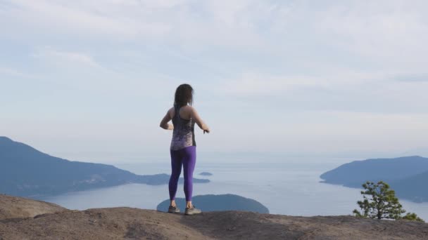 Femme aventureuse Randonnée au sommet du paysage montagneux — Video