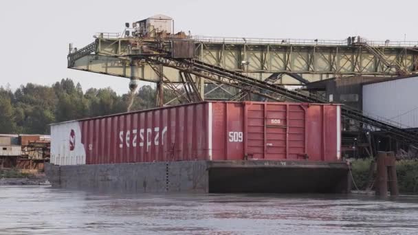 フレイザー川の工場に積み込まれたコンテナバージ — ストック動画
