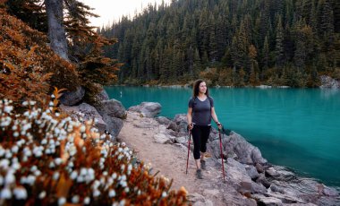 Maceraperest Beyaz Kafkasyalı Yetişkin Kadın Kanada Doğa yolunda yürüyor