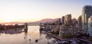 Vancouver 'daki Burrard Köprüsü ve False Creek manzarası