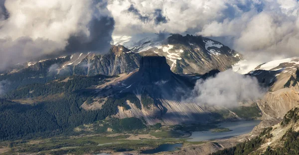 カナダの山の風景の飛行機からの空中ビュー — ストック写真