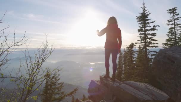 Aventurero caucásico adulto mujer senderismo en canadiense naturaleza — Vídeos de Stock