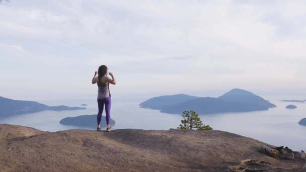 Mujer aventurera Senderismo en la cima del paisaje de montaña — Vídeo de stock