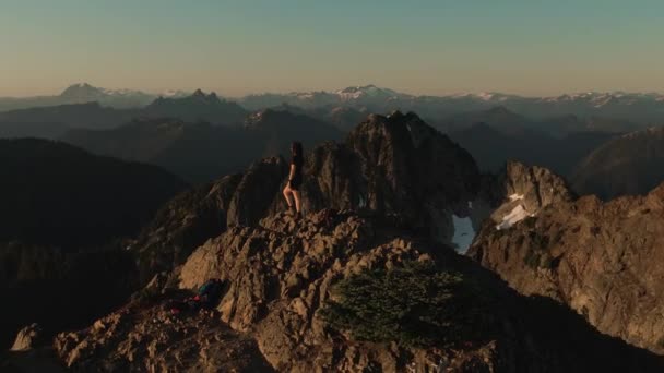 Dobrodružná běloška Turistika na vrcholu skalnatého útesu. — Stock video