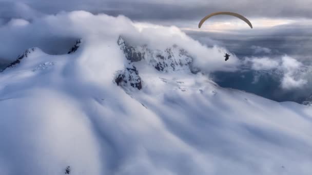 Luftaufnahme der kanadischen Berglandschaft während eines Winteruntergangs — Stockvideo