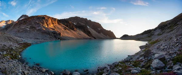 Panoramatický pohled na pulzující barevné ledovcové jezero — Stock fotografie