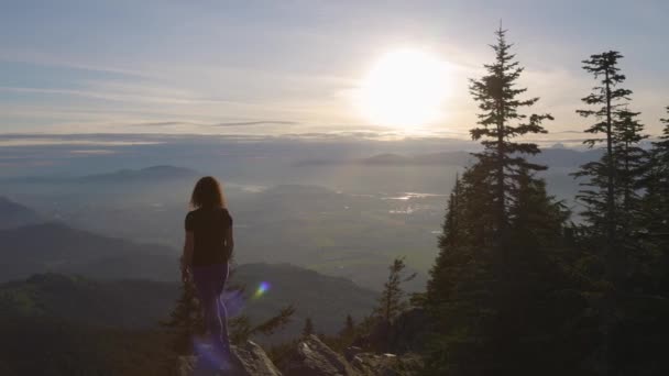 Äventyrlig vit vuxen kvinna vandring i kanadensisk natur — Stockvideo