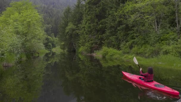 Adventure Caucasian Adult Woman Kayaking in Red Kayak — Stock Video