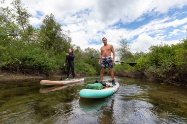 Maceraperest insanlar nehirde kürek çeker.
